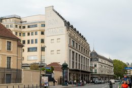 7e-arrondissement;-Architecture-parisienne;-Boulevard-Raspail;-Ciel-couvert;-Commerce-de-luxe;-Enseigne;-Façade-en-pierre;-Grand-magasin;-Immeuble-haussmannien;-Kaleidos;-Kaleidos-images;-La-parole-à-limage;-Patrimoine-architectural;-Rive-gauche;-Scène-de-rue;-Square-Boucicaut;-Stories-Pictures;-Tarek-Charara;-Tourisme-urbain